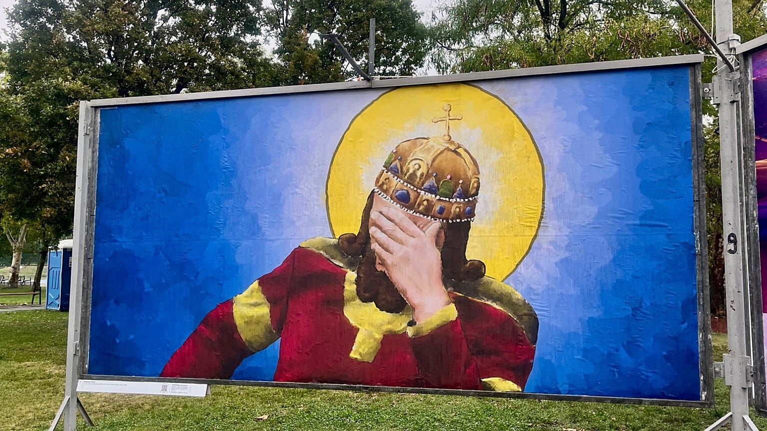 A fejét fogó államalapító, Szent István az egyik plakáton a Bikás parkban