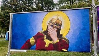 Fejét fogó Szent István az egyik plakáton a Bikás parkban