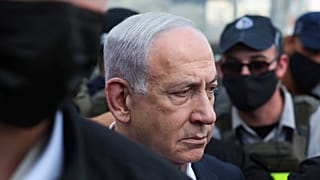 رئيس الوزراء الإسرائيلي بنيامين نتنياهو يزور موقع هجوم بإطلاق نار عند محطة حافلات في القدس، الاثنين، 8 سبتمبر/أيلول 2025.