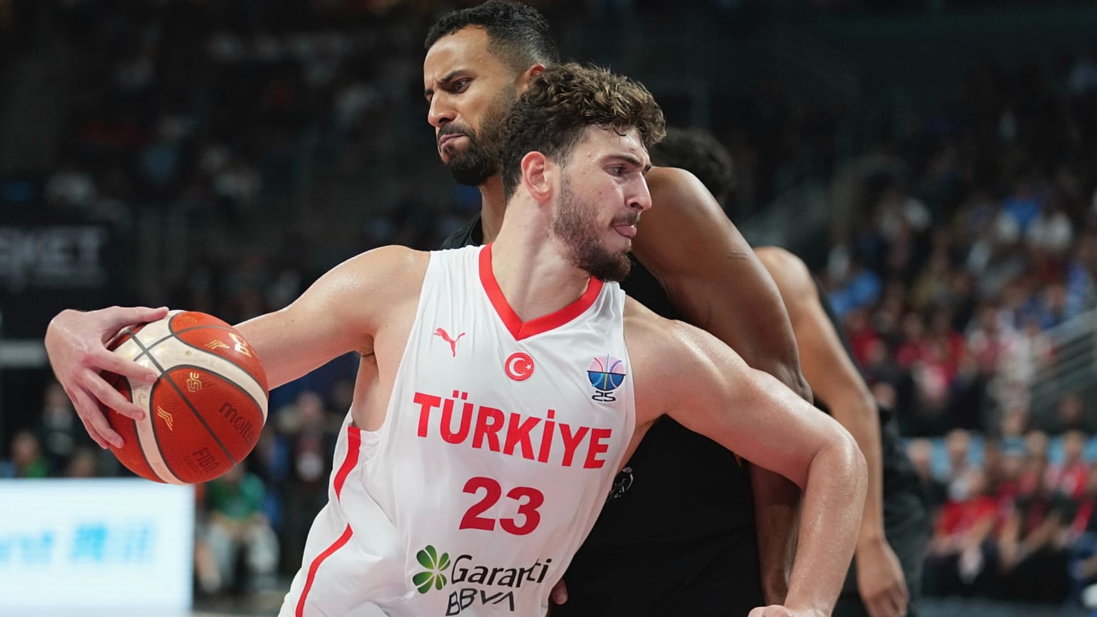 Alperen Şengün, 14 Eylül 2025 Pazar günü Letonya'nın başkenti Riga'da oynanan Avrupa Basketbol Şampiyonası final maçında, Alman Johannes Thiemann ile görüntüleniyor