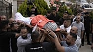 صورة من الأرشيف لتشييع الفلسطيني الأمريكي خميس أياد، 40 عامًا، الذي توفي أثناء محاولته إخماد حريق خلال هجوم لمستوطنين إسرائيليين، خلال جنازته في قرية سلواد بالضفة الغربية