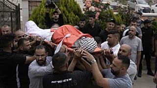صورة من الأرشيف لتشييع الفلسطيني الأمريكي خميس أياد، 40 عامًا، الذي توفي أثناء محاولته إخماد حريق خلال هجوم لمستوطنين إسرائيليين، خلال جنازته في قرية سلواد بالضفة الغربية