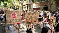 La gente marcha durante una protesta contra el turismo excesivo en Barcelona, ​​España, el domingo 15 de junio de 2025.