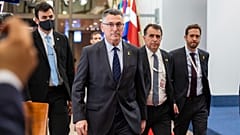 Gideon Saar chega a uma cimeira do Conselho Europeu em Bruxelas, a 14 de julho de 2025.