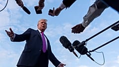 ABD Başkanı Donald Trump, Air Force One ile yola çıkmadan önce Morristown, NJ'deki Morristown Havalimanı'nda gazetecilerle konuşuyor, 14 Eylül 2025