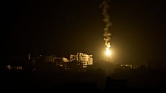Eine Leuchtrakete der israelischen Armee schwebt über Gebäuden während der Boden- und Luftoperationen im nördlichen Gazastreifen, gesehen aus Südisrael, Montag, 15. September 2025.