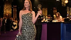 هانا أينبايندر، الفائزة بجائزة أفضل ممثلة مساعدة في مسلسل كوميدي عن دورها في مسلسل ”Hacks“ سبتمبر 2025