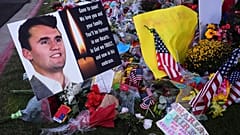 نصب تذكاري لرئيس شركة Turning Point USA ومؤسسها المشارك تشارلي كيرك في جامعة يوتا فالي، السبت 13 سبتمبر 2025، في أوريم، يوتا.