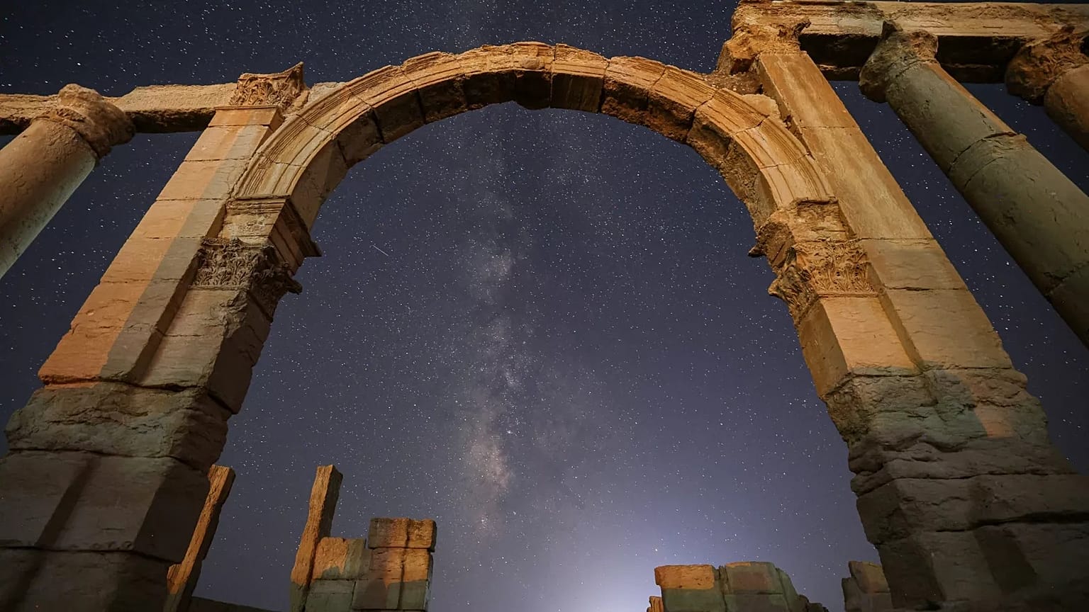 La entrada al Teatro Romano de la capital zenobiana, bajo la noche estrellada del 27 de agosto en el desierto sirio de Sham. 
