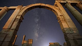 La entrada al Teatro Romano de la capital zenobiana, bajo la noche estrellada del 27 de agosto en el desierto sirio de Sham.