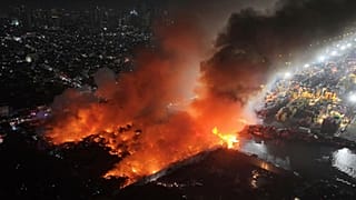في هذه الصورة التي قدمها مكتب إدارة الكوارث والمخاطر في مانيلا، تلتهم النيران مجتمعًا فقيرًا في مانيلا، الفلبين، ليل السبت 13 سبتمبر 2025