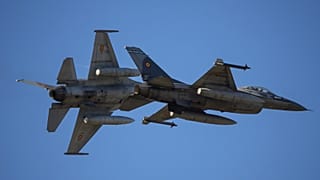 A román légierő F-16-os vadászgépei egy bukaresti légibemutatón