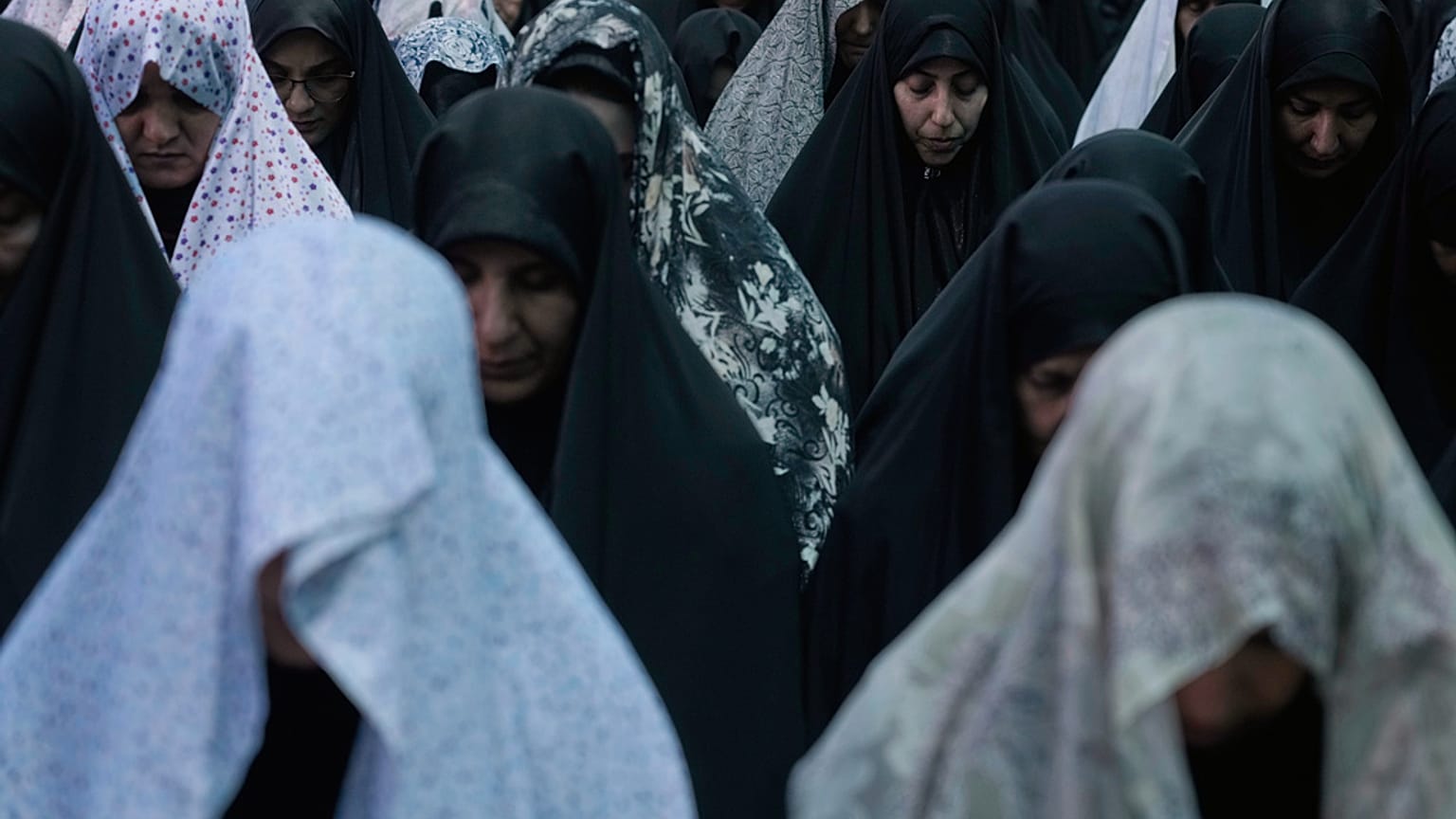 نساء مسلمات يقمن بأداء صلاة الظهر في ضريح القديس عبد العظيم في شهر ري جنوب طهران، إيران، يوم الخميس 14 أغسطس 2025،
