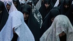 نساء مسلمات يقمن بأداء صلاة الظهر في ضريح القديس عبد العظيم في شهر ري جنوب طهران، إيران، يوم الخميس 14 أغسطس 2025،