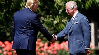 Le président Donald Trump est accueilli par le prince Charles à son arrivée au palais de Buckingham, le lundi 3 juin 2019, à Londres.
