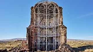 Yerleştirme Görüntüsü Åsa Jungnelius Toprak, Ateş, Su ve Havayla Yazılmış Bir Dize, 2025,