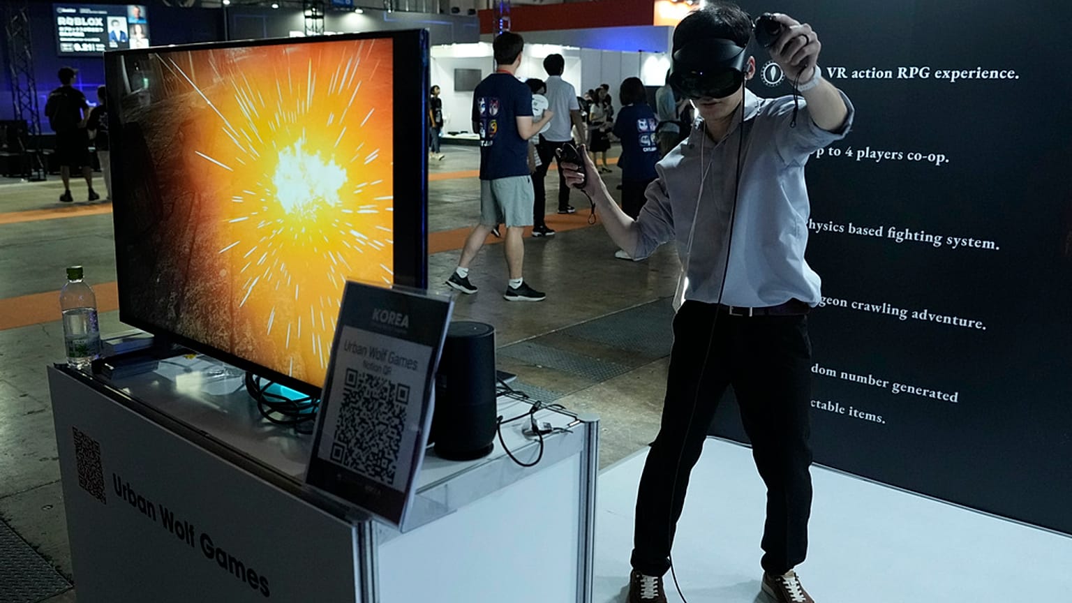 عرض موظف جهاز الواقع الافتراضي لشركة Urban Wolf Games في جناح المعرض خلال اليوم الأول المخصص للإعلام والشركات في معرض الألعاب بماكوهاري ميسه، تشيبا، 21 سبتمبر 2023.