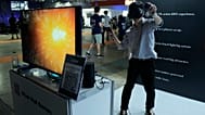 عرض موظف جهاز الواقع الافتراضي لشركة Urban Wolf Games في جناح المعرض خلال اليوم الأول المخصص للإعلام والشركات في معرض الألعاب بماكوهاري ميسه، تشيبا، 21 سبتمبر 2023.