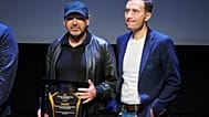 المخرج باري أفريتش (يسار) والمنتج مارك سيلبي يرفعان جائزتهما بعد فوز فيلم "الطريق بيننا: الإنقاذ النهائي" بجائزة اختيار الجمهور لأفضل فيلم وثائقي لعام 2025، خلال حفل توزيع جوا