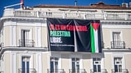 Foto de la lona colocada en la Puerta del Sol. 