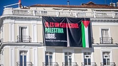 Foto del telone posizionato a Puerta del Sol. 