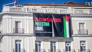 Foto de la lona colocada en la Puerta del Sol. 