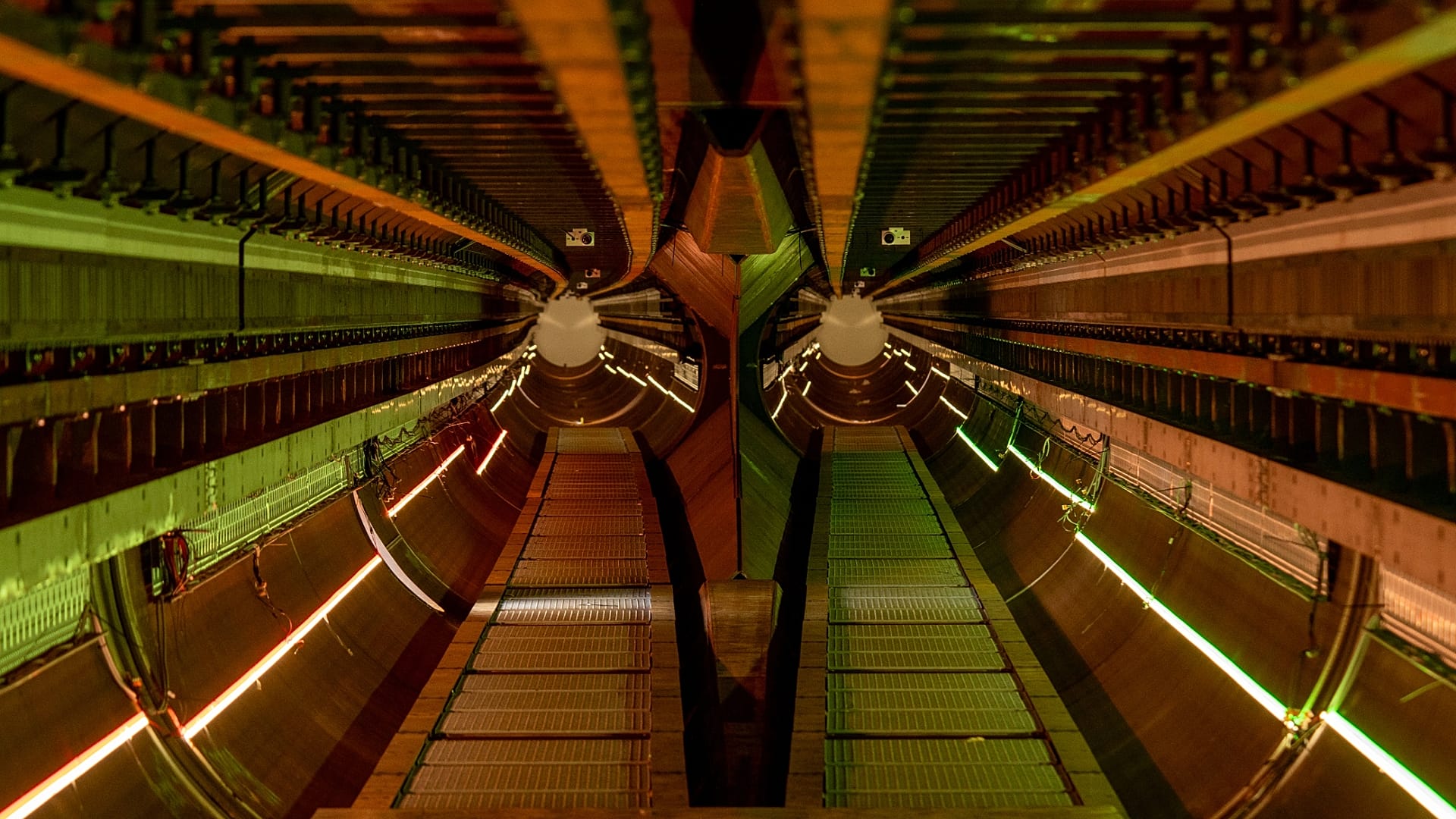 Widok na przełącznik, rozdzielenie w rurze hyperloop umożliwiające pojazdom zmianę kierunku.