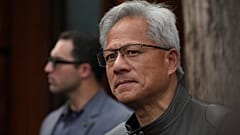 Nvidia CEO'su Jensen Huang, 16 Temmuz 2025'te Çin'deki Mandarin Oriental Qianmen'de düzenlenen bir basın toplantısı sırasında duraklıyor. 