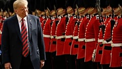Der US-Präsident Donald Trump inspiziert eine Ehrenwache am 13.08.2018.