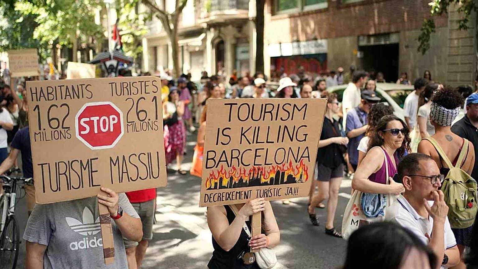 Barcelona'da turizmin verdiği zararlara karşı yapılan bir eylem