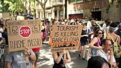 Barcelona'da turizmin verdiği zararlara karşı yapılan bir eylem