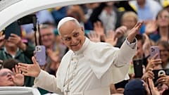 Papst Leo XIV. trifft zur wöchentlichen Generalaudienz auf dem Petersplatz ein.