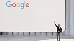 Alphabet CEO'su Sundar Pichai, Mountain View, Kaliforniya'da düzenlenen Google I/O etkinliğinde yaptığı konuşmanın ardından el sallarken, 20 Mayıs 2025