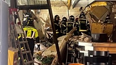 Miembros del Cuerpo de Bomberos trabajan entre los escombros tras una explosión por gas en Vallecas, el 13 de septiembre de 2025.