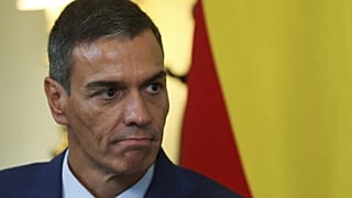 – رئيس وزراء إسبانيا بيدرو سانشيز ينظر أثناء اجتماع مع رئيس وزراء بريطانيا كير ستارمر داخل رقم 10 داونينغ ستريت في لندن، الأربعاء 3 سبتمبر 2025