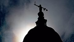 Londra'daki Old Bailey'nin tepesinde duran bir özgürlük heykeli siluet halinde, 8 Ağustos, 2019