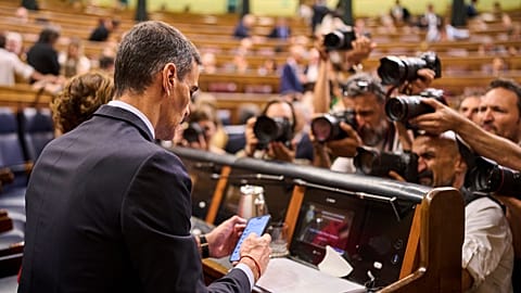 İspanya Başbakanı Pedro Sanchez, Madrid'deki parlamento binasında beklerken, 9 Temmuz 2025