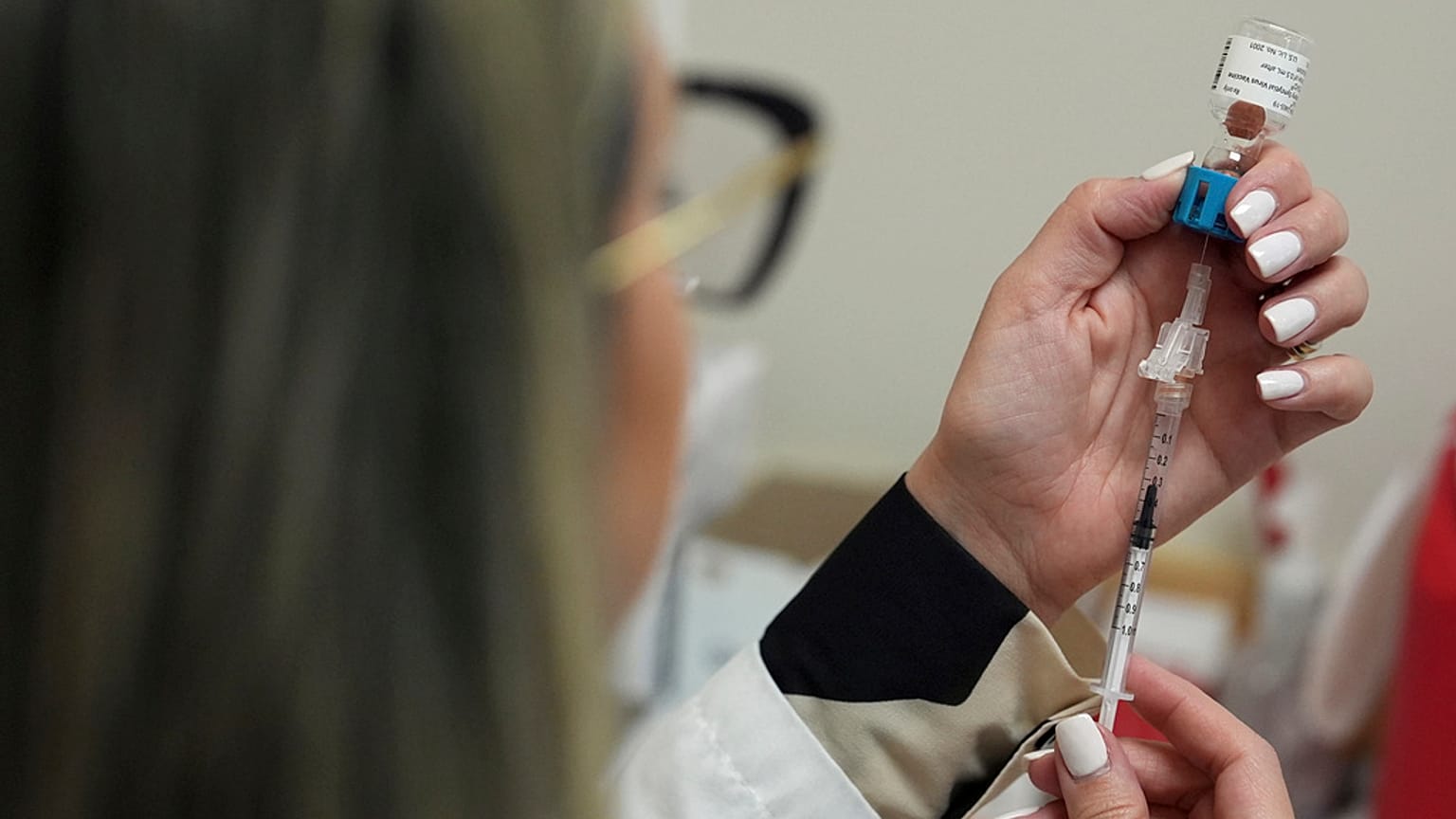  مديرة الصيدلية أيلين أميستوي تسحب جرعة من لقاح الفيروس المخلوي التنفسي (RSV) في محقنة أثناء تحضيرها للحقنة لمريض في صيدلية CVS في ميامي، الثلاثاء 9 سبتمبر 2025. 