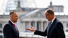  Kanclerz Niemiec Friedrich Merz i prezydent Karol Nawrocki rozmawiają podczas spotkania w Berlinie we wtorek, 16 września 2025 r.