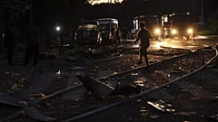 DATEI- Rettungskräfte arbeiten in einem Wohnviertel, das durch einen russischen Luftangriff in Saporischschja, Ukraine, zerstört wurde, Samstag, 30. August 2025. (AP Photo/Kateryna Klochko)