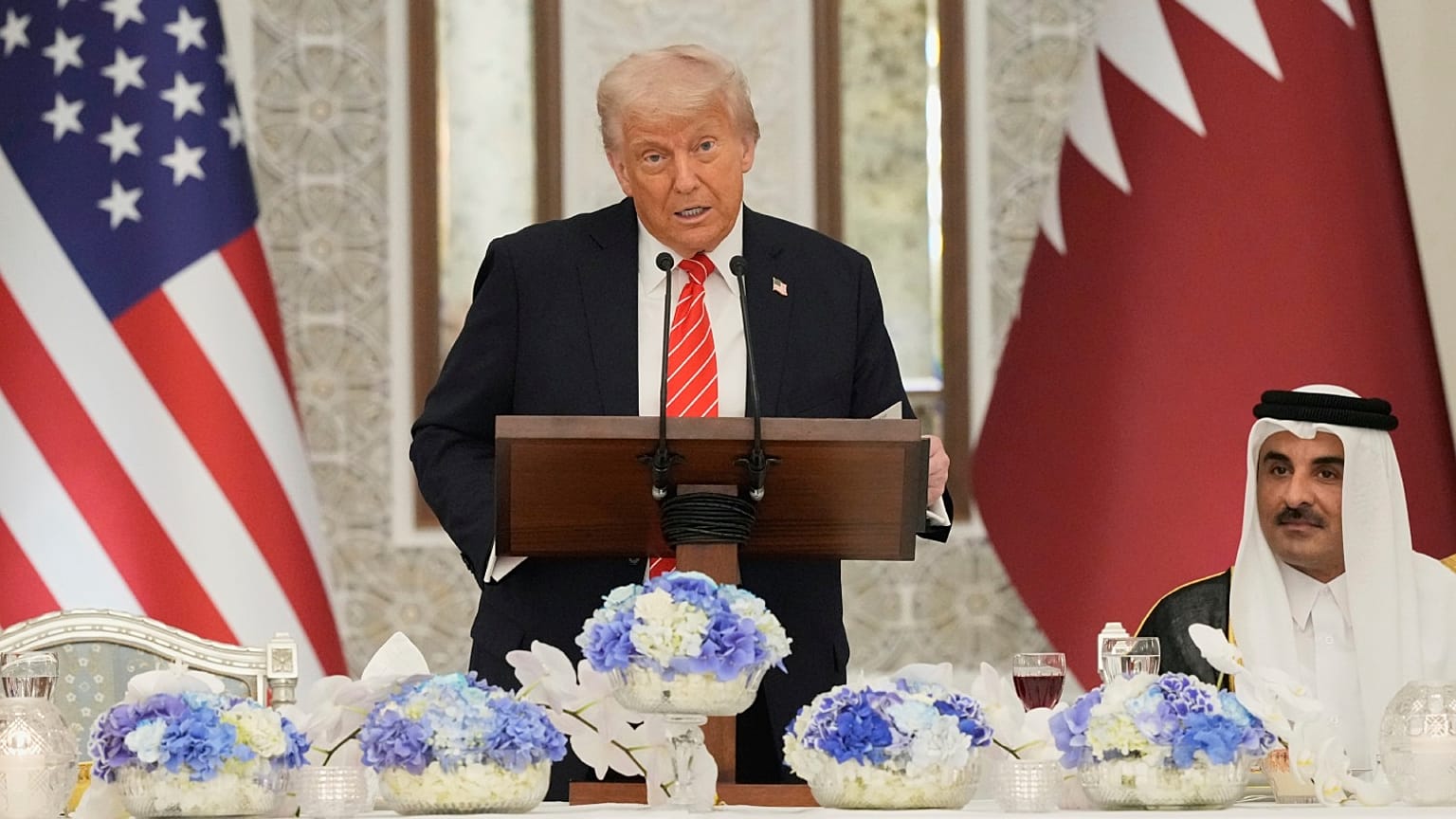 الرئيس الأمريكي دونالد ترامب يتحدث بينما يتابعه أمير قطر الشيخ تميم بن حمد آل ثاني خلال عشاء رسمي في قصر لوسيل في الدوحة، قطر، الأربعاء 14 مايو/ أيار 2025.