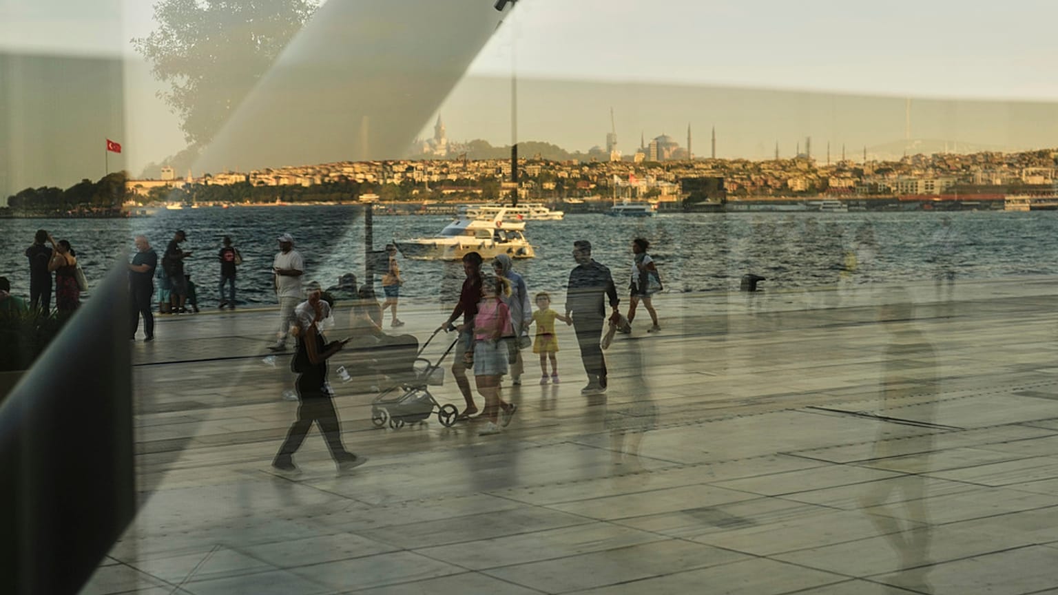 İstanbul'da sahil kenarında yürüyen insanlar, 11 Eylül 2025