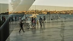 İstanbul'da sahil kenarında yürüyen insanlar, 11 Eylül 2025