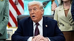 Präsident Donald Trump spricht im Oval Office des Weißen Hauses, Montag, 15. September 2025, in Washington. 