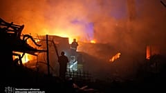 Rettungskräfte arbeiten an einem Ort, an dem ein Haus durch einen russischen Angriff zerstört wurde.