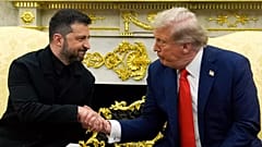 DATEI: Präsident Donald Trump schüttelt dem ukrainischen Präsidenten Volodymyr Zelenskyy im Oval Office des Weißen Hauses die Hand, Montag, 18. August 2025, in Washington. 