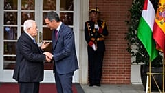 Der palästinensische Präsident Mahmoud Abbas wird am Donnerstag, den 19. September 2024, vom spanischen Premierminister Pedro Sanchez im Moncloa-Palast in Madrid, Spanien, begrüßt.
