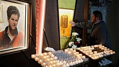 Il reverendo Cristopher Pujol prega davanti alla reliquia del cuore di Carlo Acutis, nella Cattedrale di San Rufino ad Assisi, mercoledì 2 aprile 2025