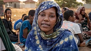 جيسما آدم إدريس، 23 عامًا، فرّت من الحرب في الفاشر بمنطقة دارفور الغربية في السودان في مقر قوات دفاع  (SSPDF) في جوبا، جنوب السودان يوم الجمعة، 17 يناير 2025