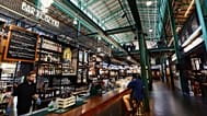 Barman pracuje w warszawskiej Hali Koszyki, hali targowej z początku XX wieku, która została odnowiona i przekształcona w nowoczesną galerię restauracji.